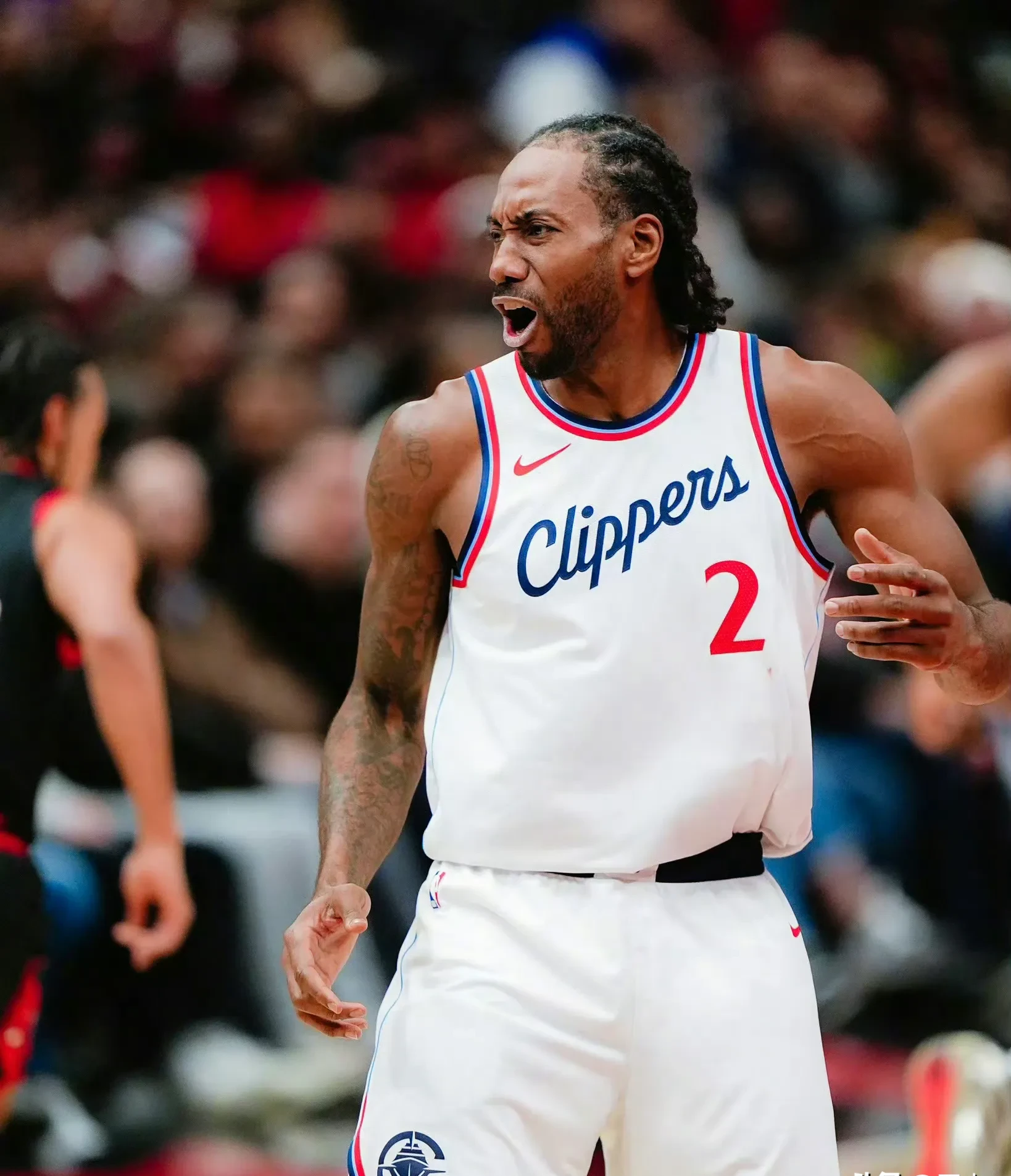 包含里程碑夜洛杉矶快船豪取连胜，NBA季后赛赛前刷纪录，气氛紧张，控场能力受关注的词条