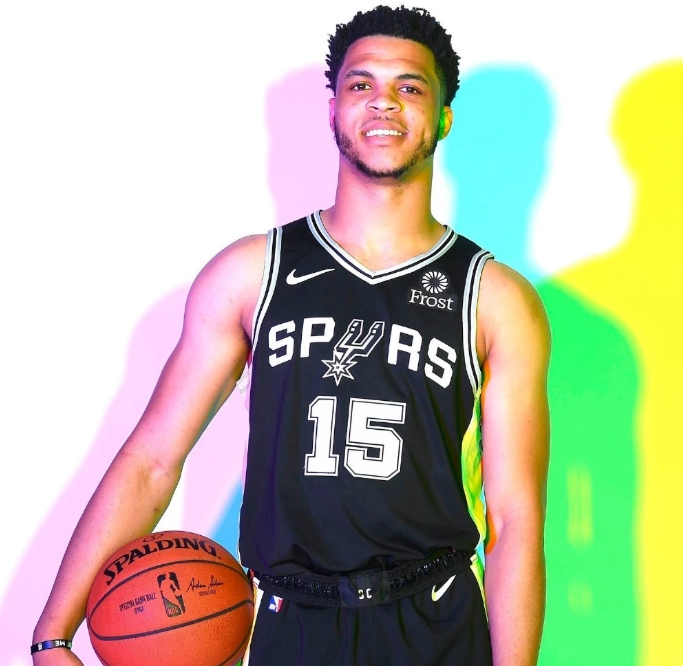 九游体育官网克里夫兰骑士赛前官宣签约杜兰特与30激战拜仁分钟，风云突变皇家马德里赛后豪取连胜看傻球迷的简单介绍